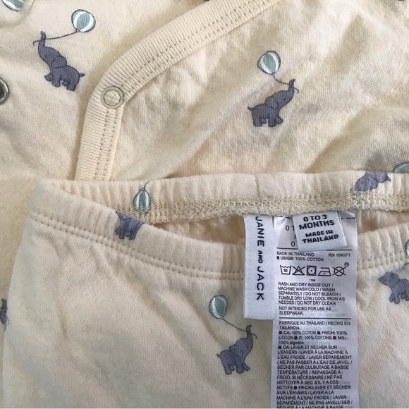 Halo SleepSack Swaddle Birth to 3 Months.
Janie and Jack set Birth to 3 Months. - Picture 11 of 11